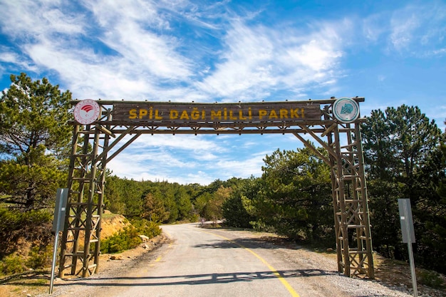 トルコ、マニサ – 2023 年 4 月 23 日。トルコのマニサ県にあるスピル ダギ国立公園の入口ゲート。