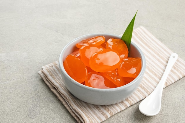 마니산 코랑-칼링(Manisan Kolang-Kaling) 또는 주황색을 곁들인 보존 설탕 야자 열매, 인도네시아 디저트
