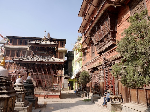 Manjushree Saraswati hindoe-tempel in het centrum van Thamel Bazaar marktstad voor Nepalese mensen en buitenlandse reizigers reizen bezoek respect bidden in de vallei van Katmandu op 2 december 2017 in Kathmandu, Nepal