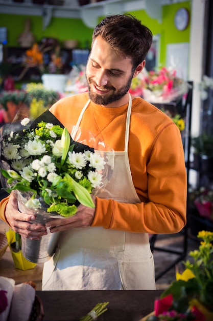 Mannelijk de bloemboeket van de bloemistholding bij bloemwinkel