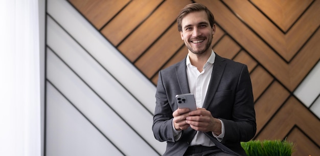 Mannelijk hoofd in een pak met een telefoon op kantoor