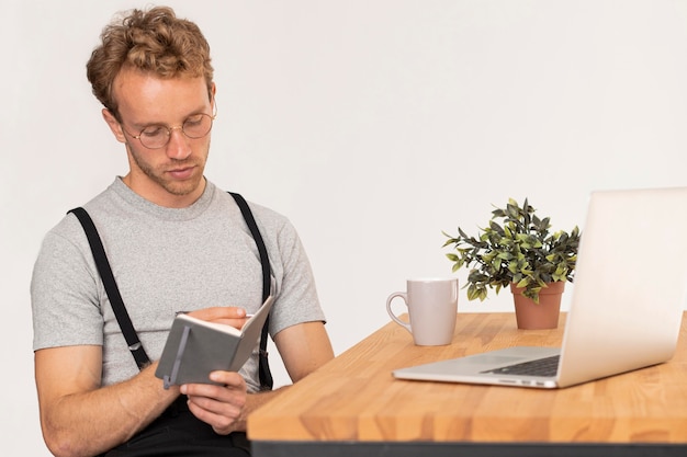 Foto mannelijk model met krullend haar schrijft