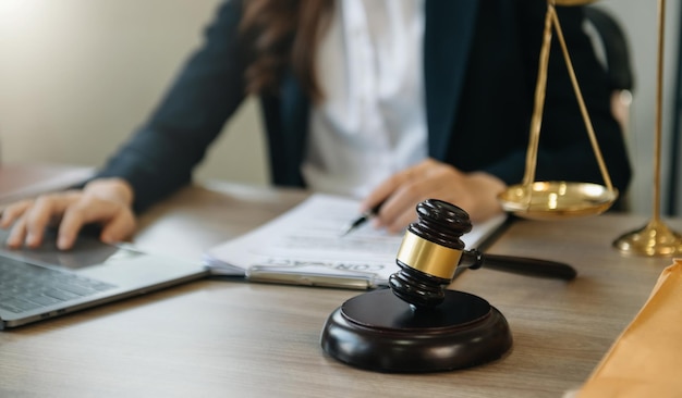 Mannelijke advocaat op kantoor met messing schaal op houten tafel rechtvaardigheid en recht concept