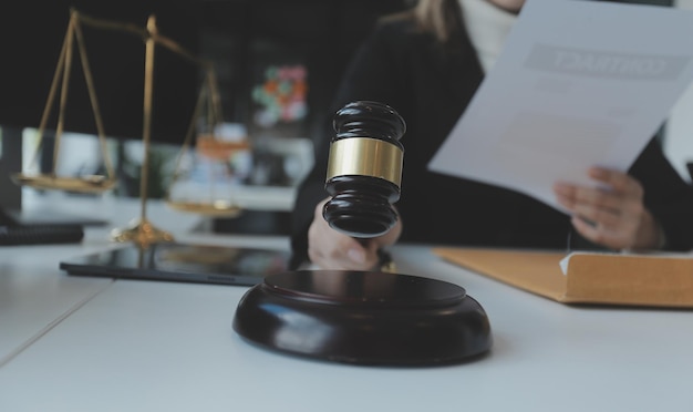Mannelijke advocaat werken met contractpapieren en houten hamer op tafel in rechtszaal gerechtigheid en advocaat rechtbank rechter concept