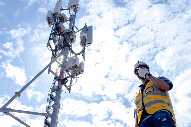 Mannelijke arbeidersingenieur die maskerhelm en veiligheidsbril draagt Veldwerktelecommunicatietoren