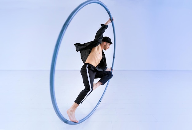 Mannelijke artiest die op cyr wheel optreedt