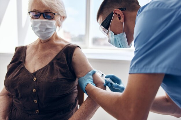Mannelijke arts die een injectie geeft immunisatie veiligheid gezondheidszorg Foto van hoge kwaliteit