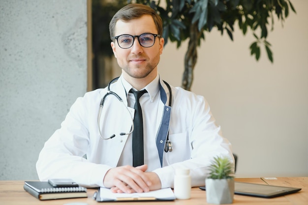 Mannelijke arts die in de kliniek werkt