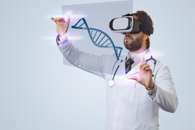 Mannelijke arts op een grijze muur, met behulp van een Virtual Reality-bril, kijkend naar een virtueel Dna