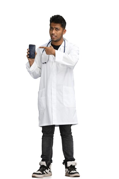 mannelijke arts op een witte achtergrond met een telefoon op volledige hoogte