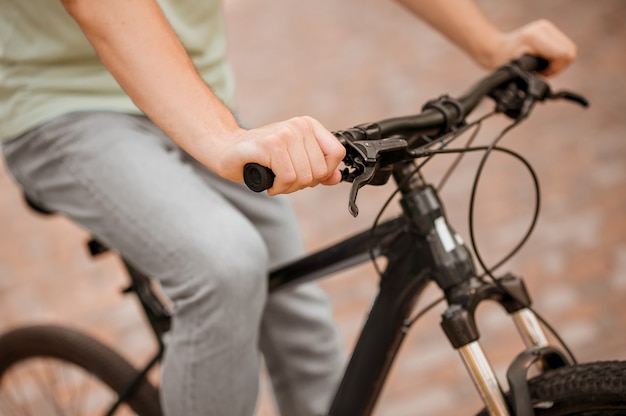 Mannelijke atleet die zijn fiets berijdt tijdens de buitentraining