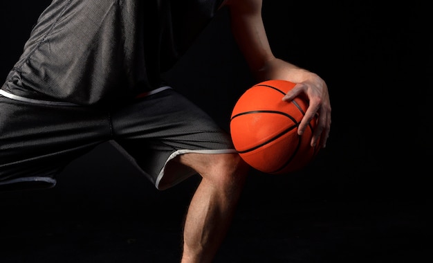 Foto mannelijke atleet met basketbal poseren