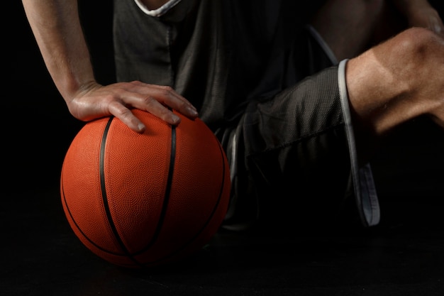 Mannelijke atleet met basketbal poseren