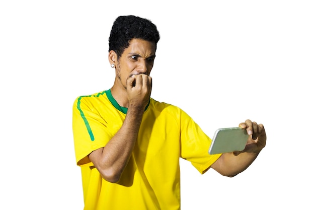 Mannelijke atleet of fan in gele uniform uitziende mobiele telefoon geïsoleerd