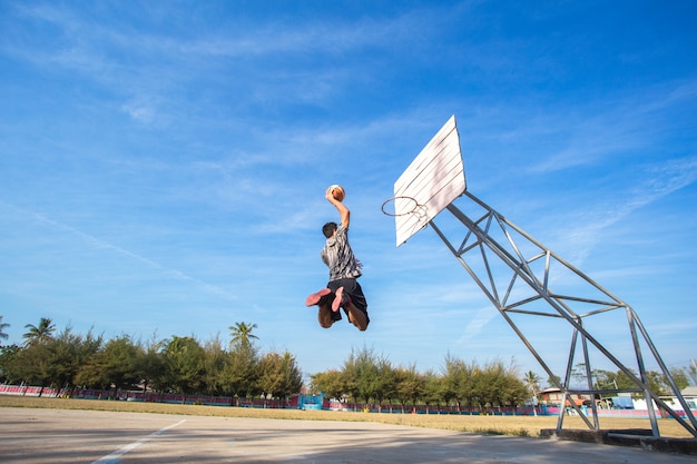 Mannelijke Aziatische dunk