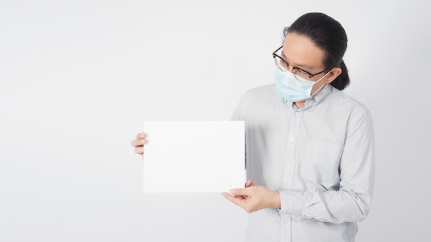 Mannelijke aziatische slijtage gezichtsmasker en strip shirt en hand houdt het A4-papier op witte achtergrond.