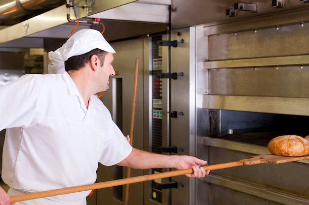 Mannelijke bakker brood bakken