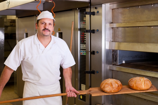 Mannelijke bakker brood bakken