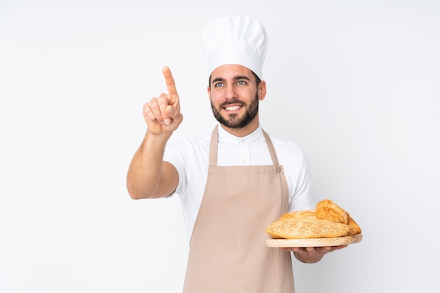 Mannelijke bakker die een lijst met verscheidene geïsoleerdei brood houdt