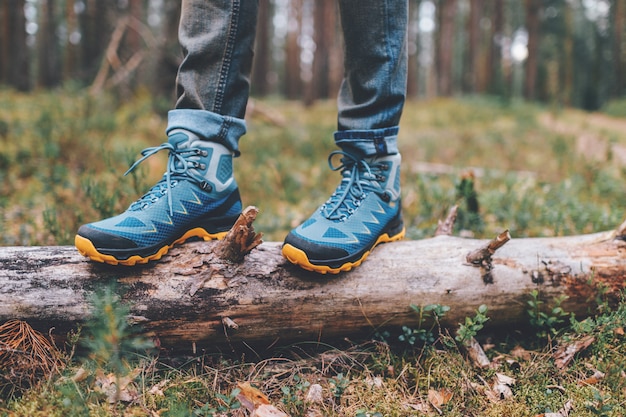 Mannelijke benen die sportieve wandelschoenen dragen