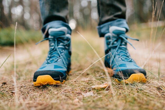 Foto mannelijke benen die sportieve wandelschoenen dragen.