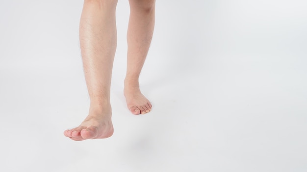 Mannelijke benen en blote voeten is geïsoleerd op een witte achtergrond.