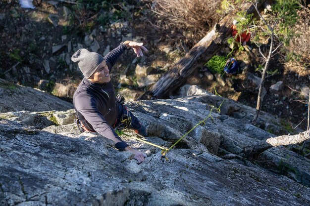 Mannelijke bergbeklimmer klimmen op de rand van de klif