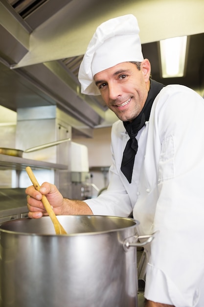 Mannelijke chef-kok die voedsel in keuken voorbereidt