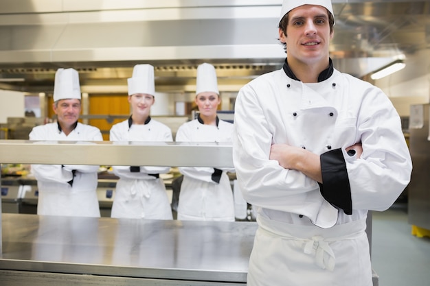 Mannelijke chef-kok die zich in keuken bevindt