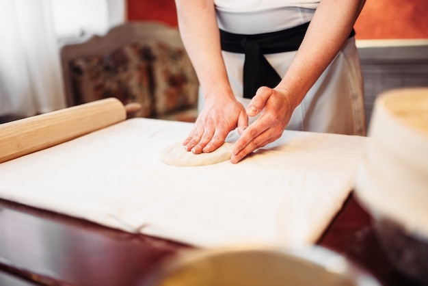 Mannelijke chef-kok handen en deeg, strudel koken