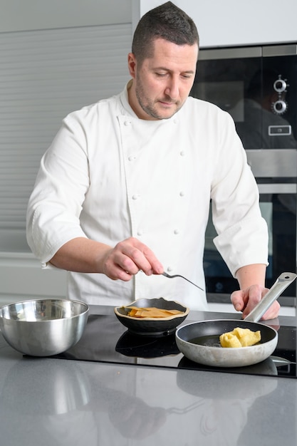 Mannelijke chef-kok koken op koekenpan.