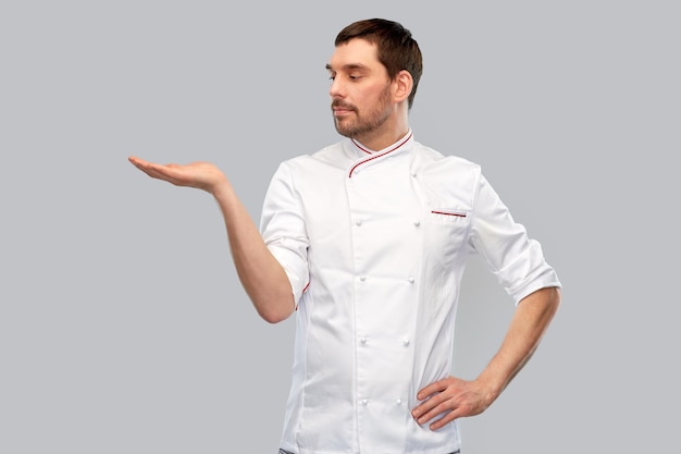 mannelijke chef-kok met iets aan de hand