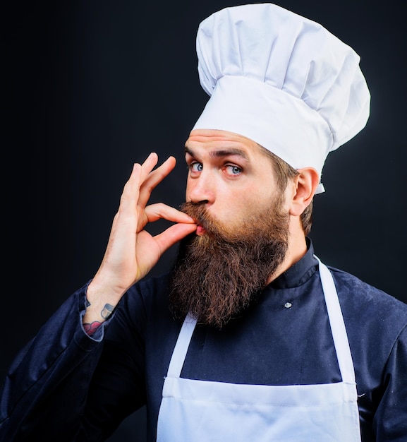 Mannelijke chef-kok of bakker in witte hoed en schort gebaren uitstekende kok met gebaar van smaakgoedkeuring