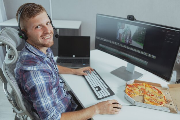 Mannelijke computerprogrammeur die van huis werkt