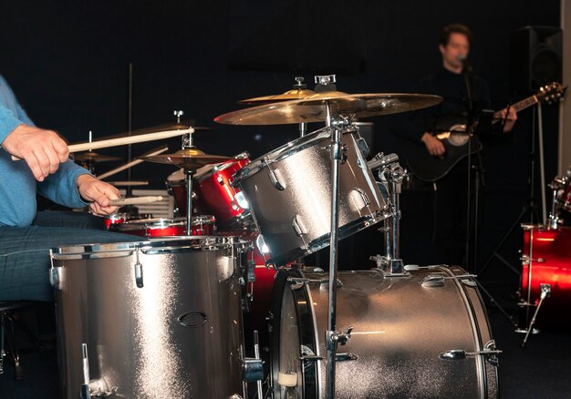 Mannelijke drumspeler handen met bekkens met beide handen en stokken drummer