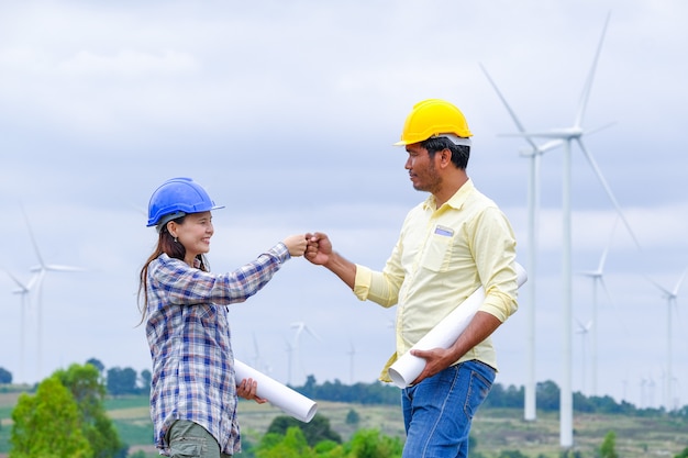 Mannelijke en vrouwelijke industriële ingenieurs zijn van plan windenergie te ontwikkelen.