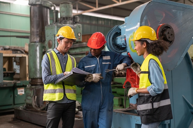 Mannelijke en vrouwelijke ingenieurs bekijken specificatiedocumenten voor reparatie en onderhoud in de fabriek