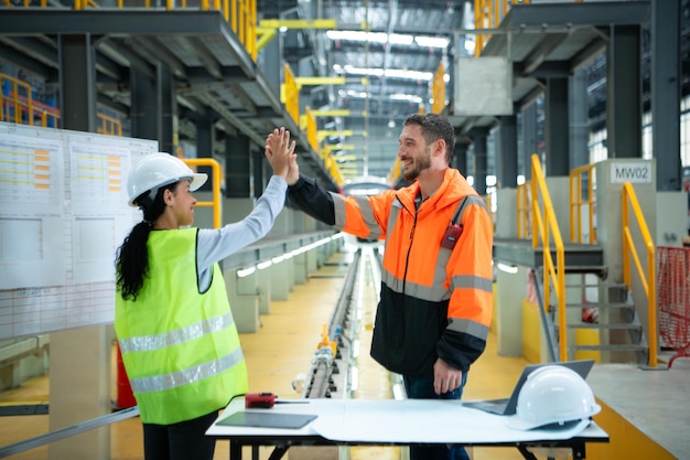 Mannelijke en vrouwelijke ingenieurs werken samen in een elektrisch reparatiestation Controleer de details