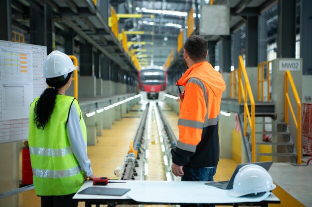 Mannelijke en vrouwelijke ingenieurs werken samen in een elektrisch reparatiestation Controleer de details