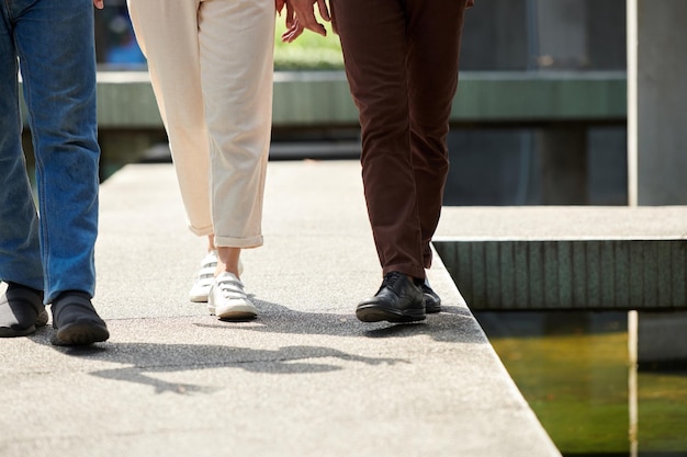 Mannelijke en vrouwelijke vrienden lopen