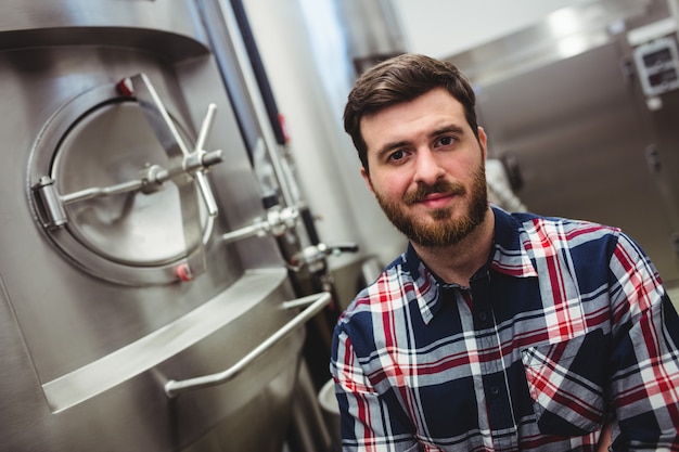 Mannelijke fabrikant staande brouwerij