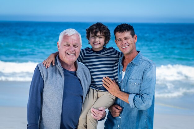 Mannelijke familieleden die bij het strand stellen