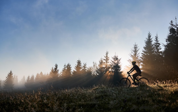 Mannelijke fietser die 's ochtends fietst