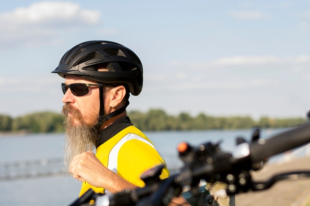 Foto mannelijke fietser rusten