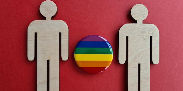 Mannelijke figuren met LGBT-vlag badge close-up