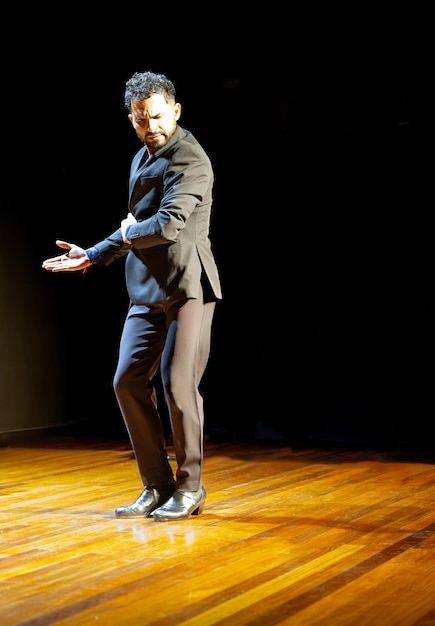 Mannelijke flamenco-danser in het midden van de voorstelling kopieerruimte