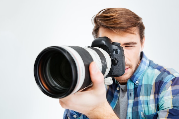 Mannelijke fotograaf die schot op fotocamera maakt