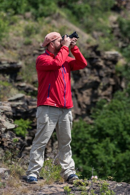Mannelijke fotograaf op het werk