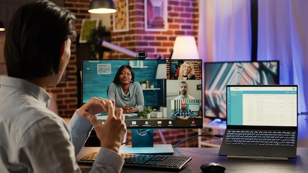 Mannelijke freelancer die online videoconferentiegesprek gebruikt om te chatten met mensen op de computerwebcam, gesprek op afstand. Telecommunicatie op internet telewerkvergadering, teleconferentie. .