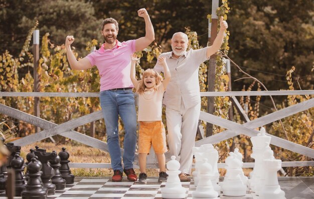 Mannelijke generatie familie samen met drie verschillende generaties leeftijden grootvader vader en zoon pla